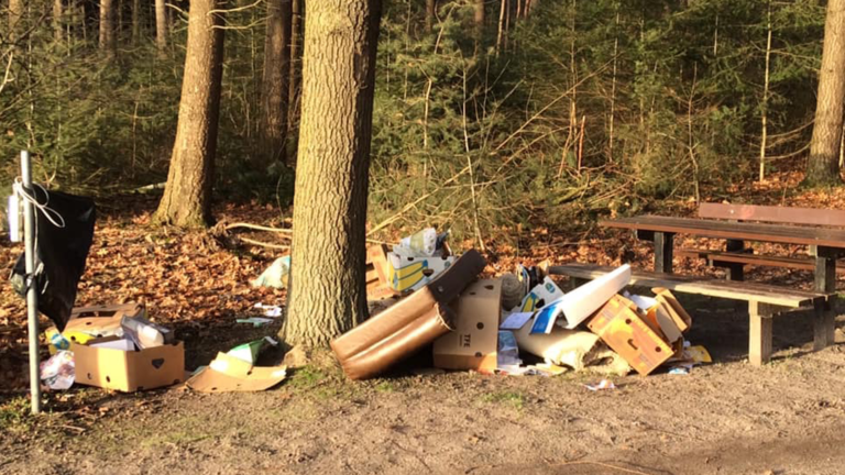 Afval dump in Vlierdense bossen