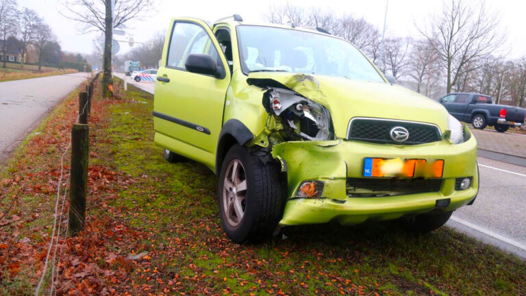 Auto botst tegen boom op Helmondsingel