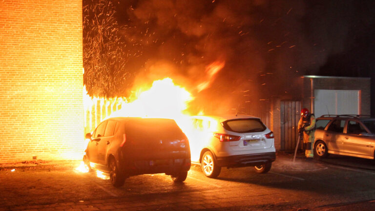 Twee auto’s in brand gestoken in wijk Koolhof Deurne