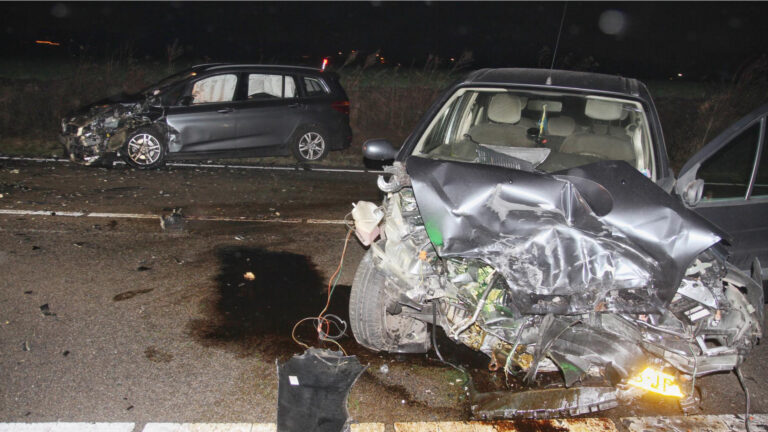 Frontale aanrijding personenauto’s op Vlierdensedreef