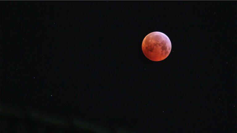 Schitterende bloedmaan boven Deurne