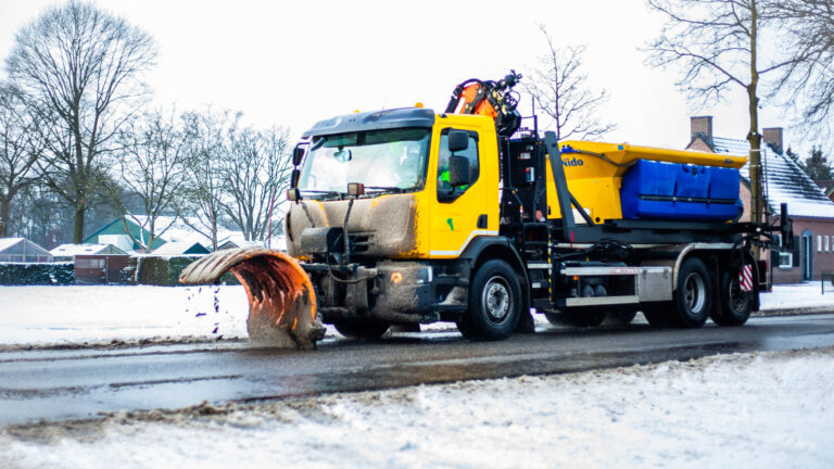 [VIDEO] Drukke dagen voor gladheidbestrijders; code geel in regio Deurne vanwege langdurige sneeuwval