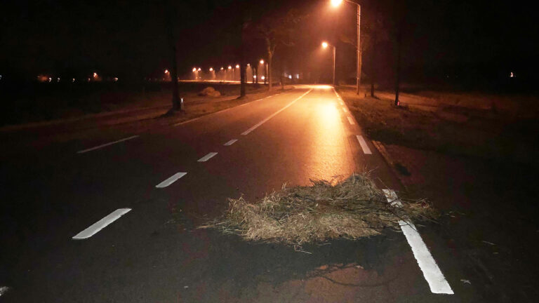Gevaarlijke situaties door hooistapels op Bakelseweg