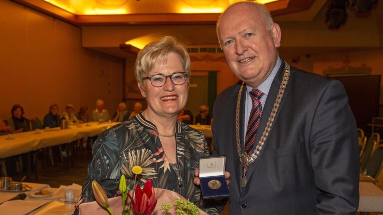 Penning van verdienste voor Diny van den Heuvel-Matheij