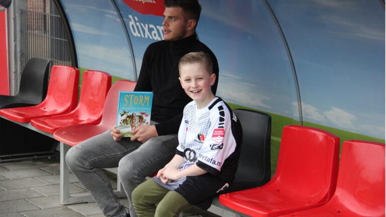 Voetballen bij de bieb en een boek scoren