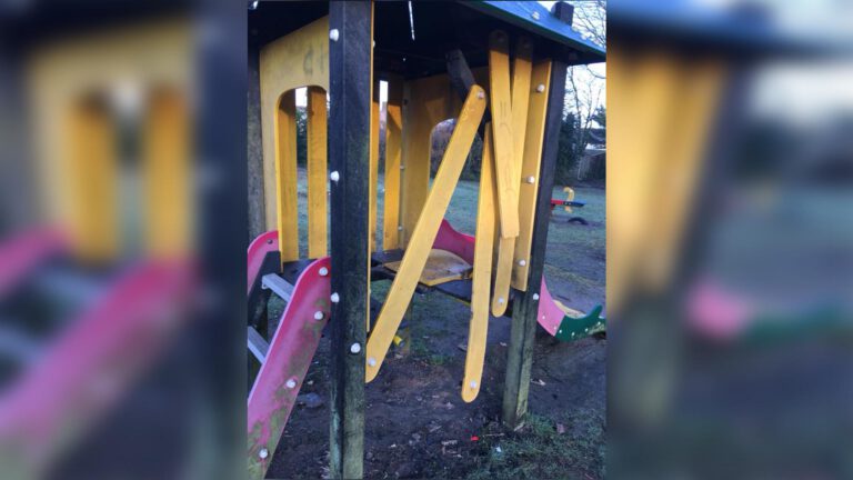 Vandalen vernielen speeltoestel Deltasingel