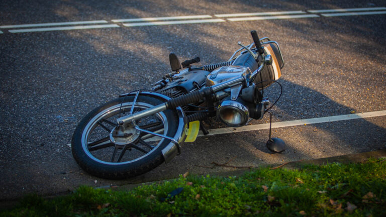Brommerrijder geschept door auto op Houtenhoekweg