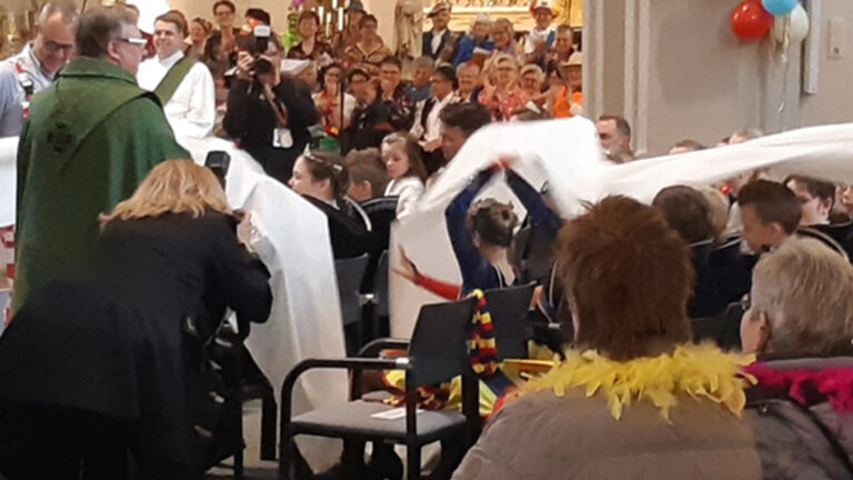 Pastoor Janssen heeft bucketlist en deelt lakens uit