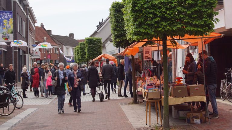 Vieringen Koningsdag in gemeente Deurne: van slingermarkt tot kleedjesfeest