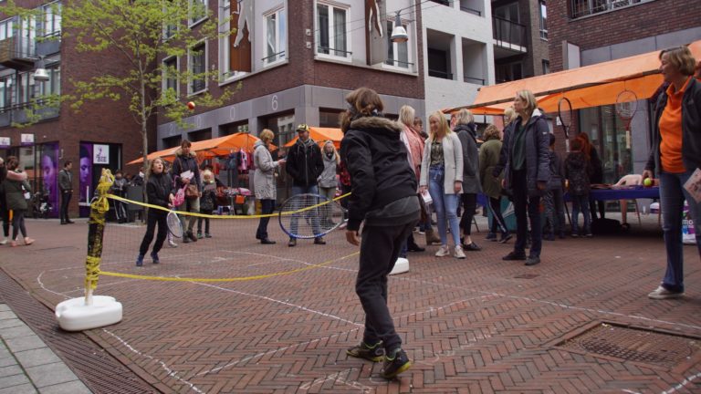 Eindelijk weer een echte Koningsdag in Deurne met slingermarkt, foodtrucks en veel muziek