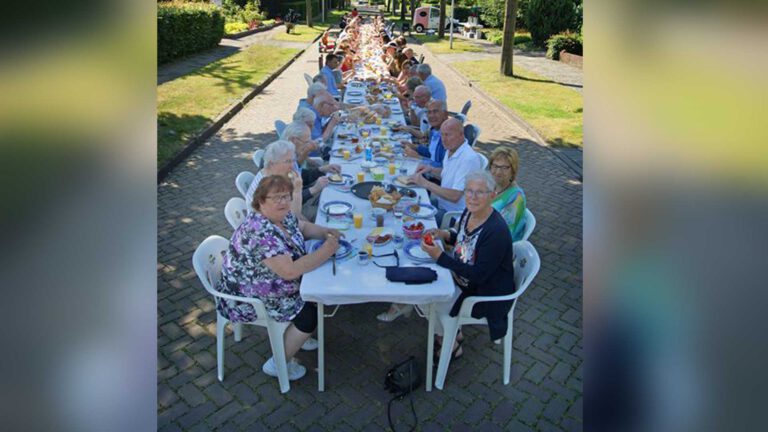 Ontbijttafel van dertig meter lang in Derpsestraat Deurne