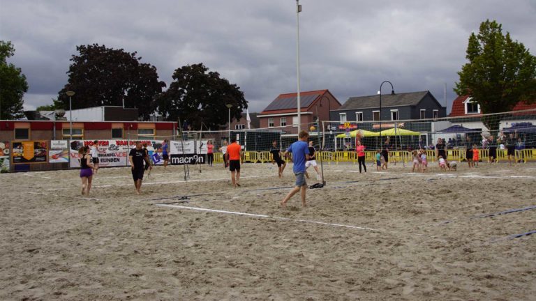 Kerkplein Zeilberg wordt omgetoverd tot groot zandstrand voor Mega Beachfestijn