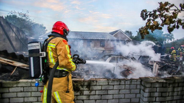 Update brand Liessel: auto’s in vlammen op bij schuurbrand