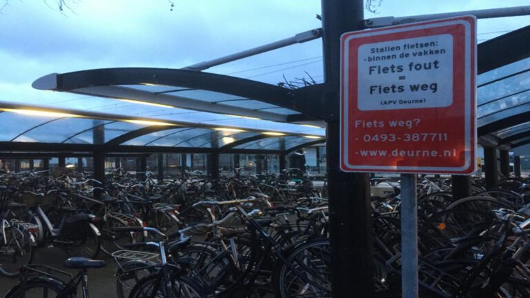 Borden in strijd tegen fietsenchaos op station