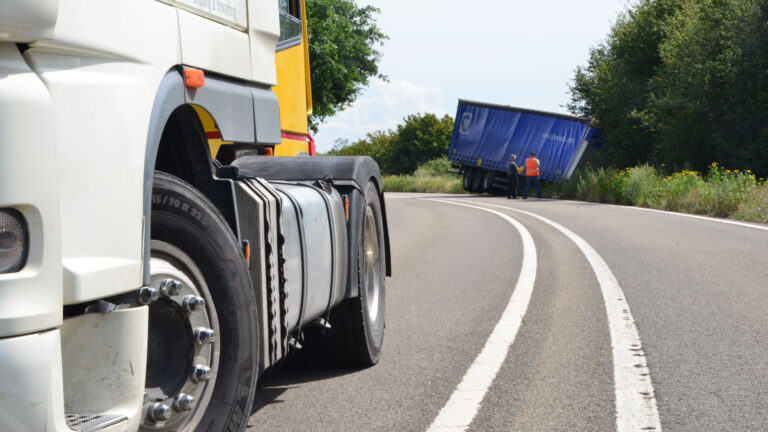 Vrachtwagen verliest trailer in Vlierden