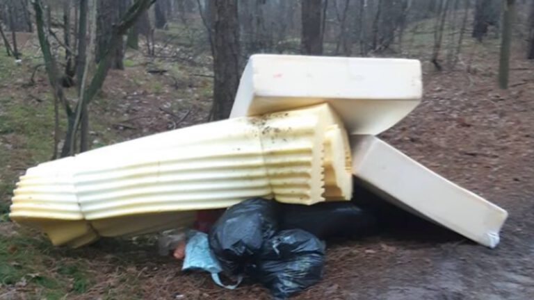 Opnieuw afval gedumpt in bossen bij Vlierden