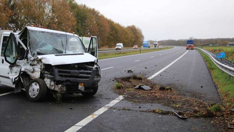 Ongeval met bestelbus en vrachtwagen A67 ter hoogte van Liessel
