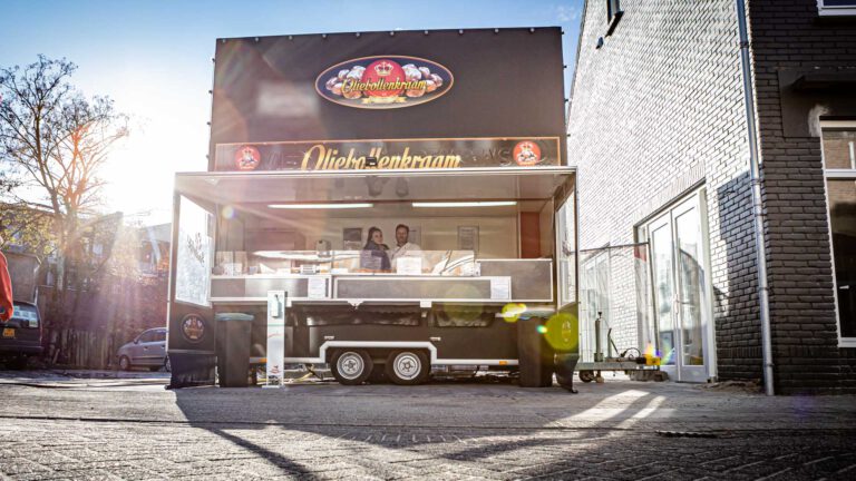 Oliebollenkraam Deurne weer op vertrouwde plek in de Molenstraat