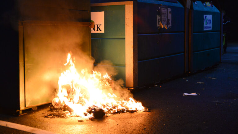 Brandstichting bij kledingcontainer Jumbo Deurne