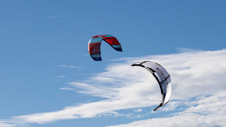 Kitesurfers vertellen over hun avontuur op het weiland bij DMG Radio