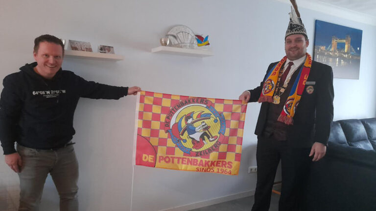 Pottenbakkers reiken speciaal ontworpen vlag uit aan leden en Prins