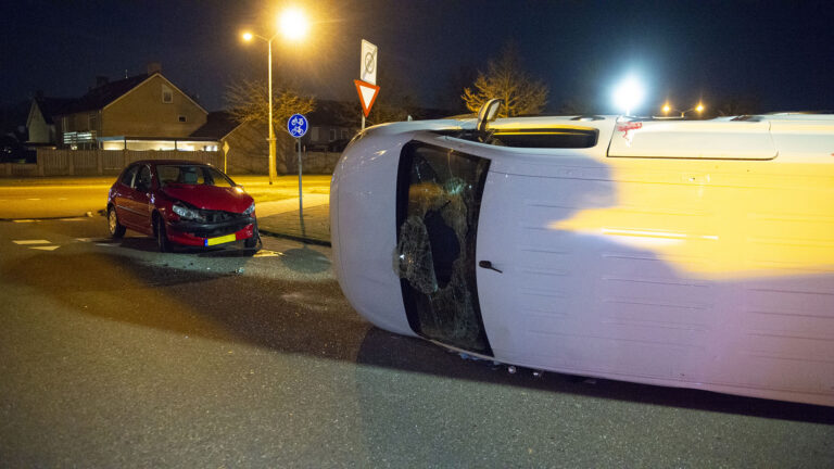 Busje op zijn kant in Deurne