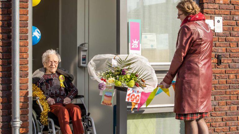 Burgemeester Greet Buter zet 100-jarige in het zonnetje in Zeilberg