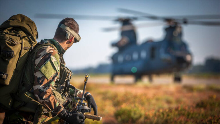 Luchtmobiele brigade oefent met helikopters op Vredepeel