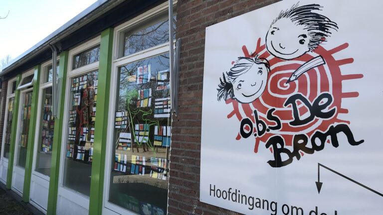 Basisscholieren ‘De Bron’ tonen kunstwerken via raamexpositie