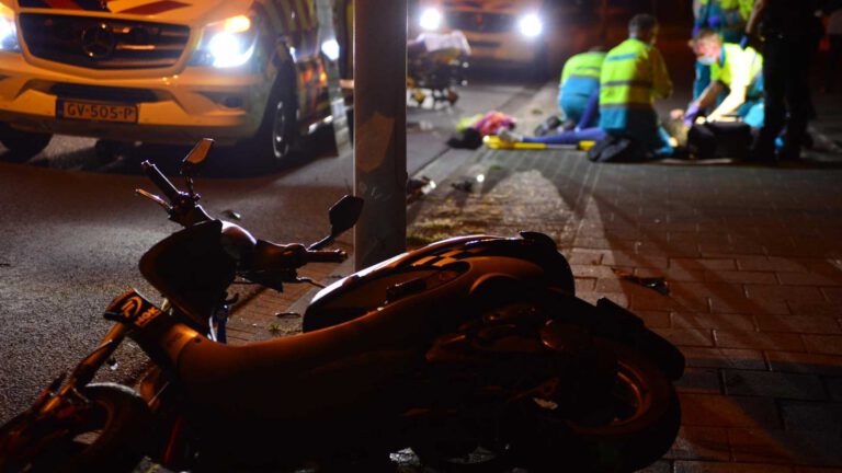 Vrouw met snorfiets raakt zwaargewond op Hogeweg Deurne na botsing met lantaarnpaal