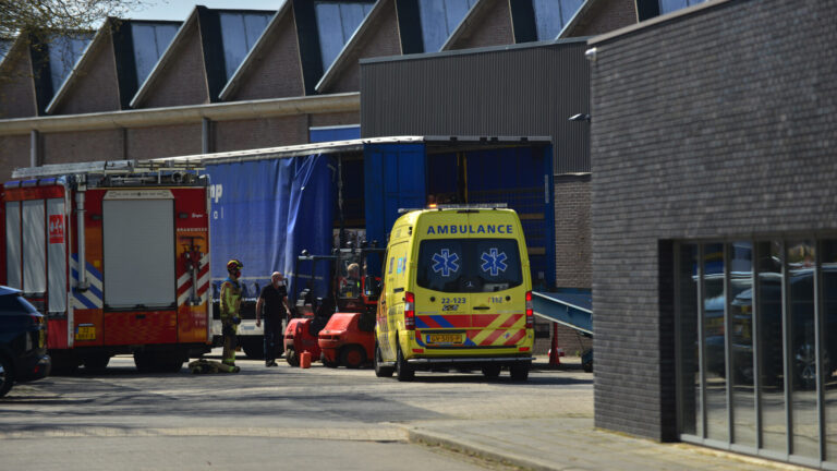 Vrachtwagenchauffeur bekneld geraakt op terrein bedrijf
