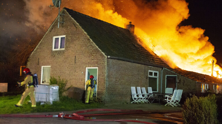 Schuur totaal verwoest door uitslaande brand