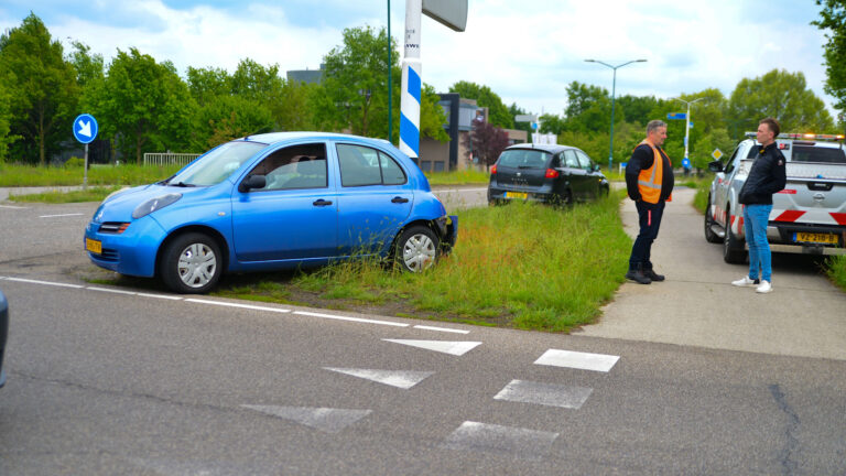 Twee auto’s botsen op Bakelseweg Deurne