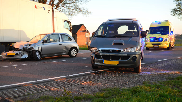 Auto crasht tegen busje op Langstraat Deurne