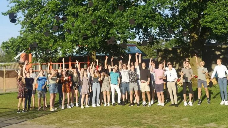 Vlaggen kunnen uit voor geslaagden Willibrord Gymnasium en IVO Deurne