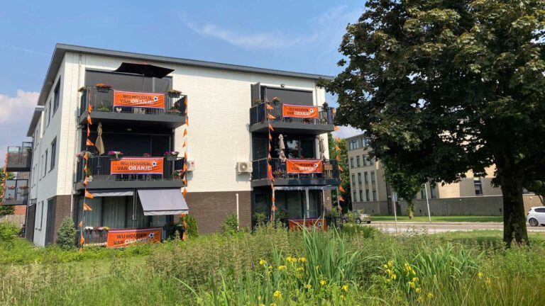 Bewoners Ligthartstraat Deurne klaar voor eerste wedstrijd Oranje