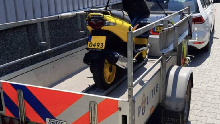 Motorscooter in beslag genomen; bestuurder zonder geldig rijbewijs