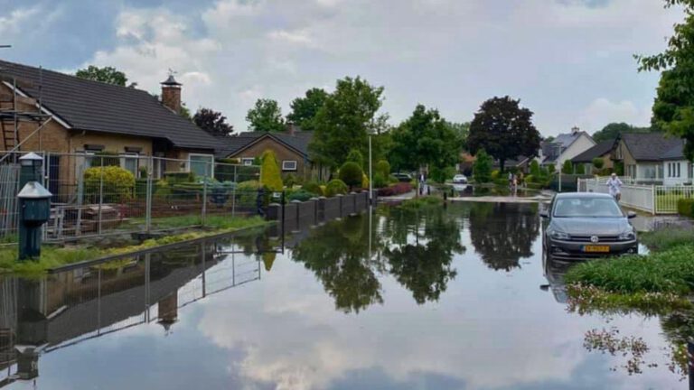 Straten blank door hevige regenval