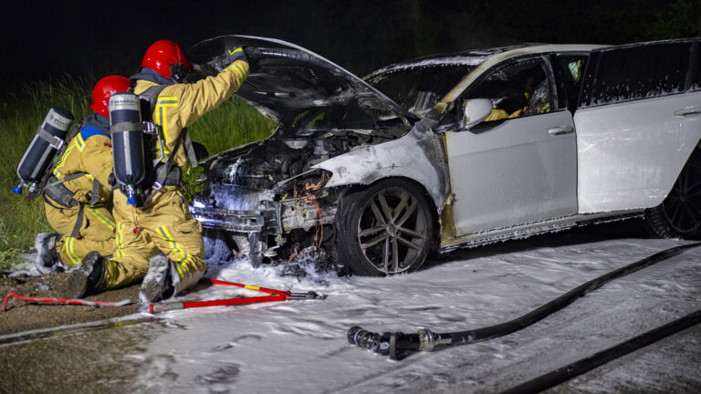 Zoveelste auto gaat in vlammen op Nuijeneind Bakel