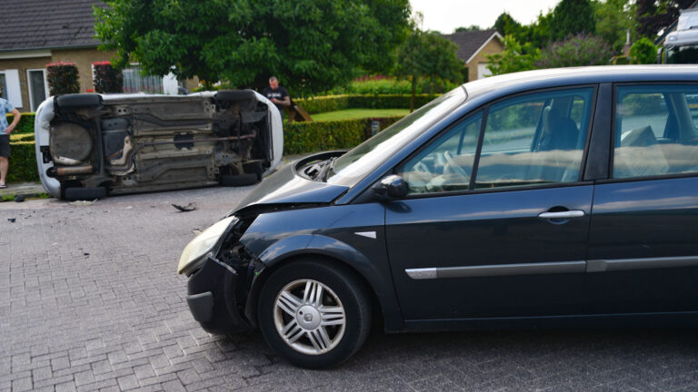 Auto op zijn kant op de Industriestraat Deurne