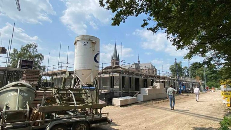 Eerste steen woningen ’t Zeyl gelegd door wethouder Verhees en Pastoor Janssen