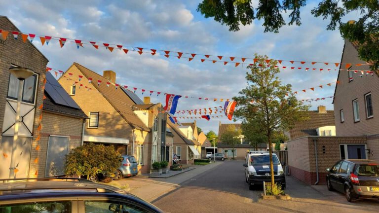 Oranjeversieringen kunnen de kast weer in maar DMG geeft nog wel 5 liter Oranje-soep weg