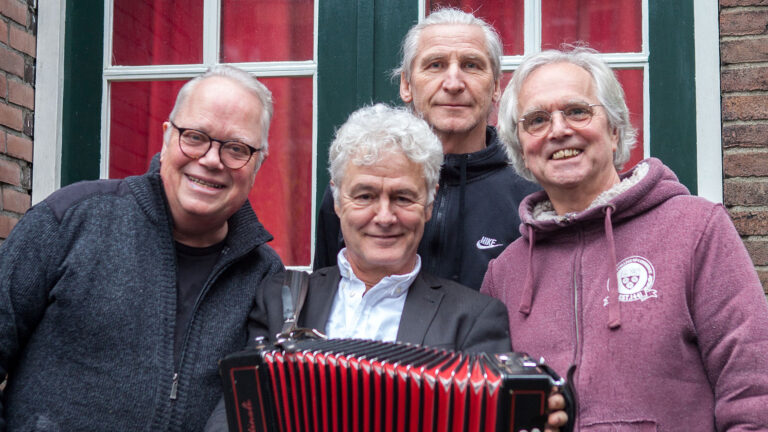 Muziekgroep ‘Taaftere’ treedt op in tuin Wiegermuseum