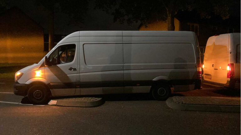Bestuurder bestelbus rijdt zich vast op vluchtheuvel in Maassingel Deurne