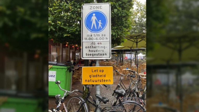 Gemeente plaatst borden op de Markt in Deurne met waarschuwing voor gladheid