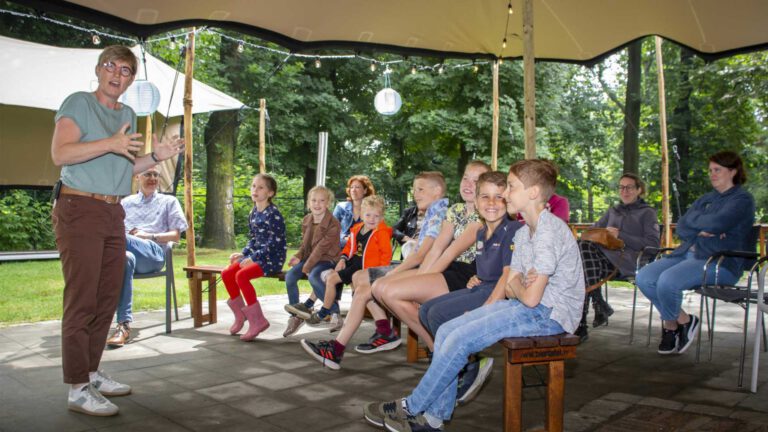 Spannende verhalen horen en schat zoeken in museumtuin van De Wieger