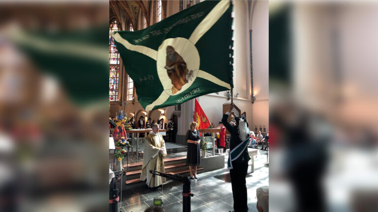 Burgemeester Greet Buter en pastoor Paul Janssen leggen eed van trouw Gilde af