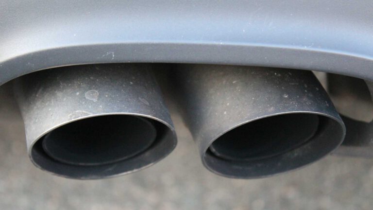 Geparkeerde auto’s bij NS-station Deurne geliefd bij katalysatordieven