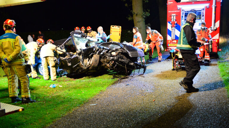 Vrouw zwaargewond door klap tegen boom in Deurne