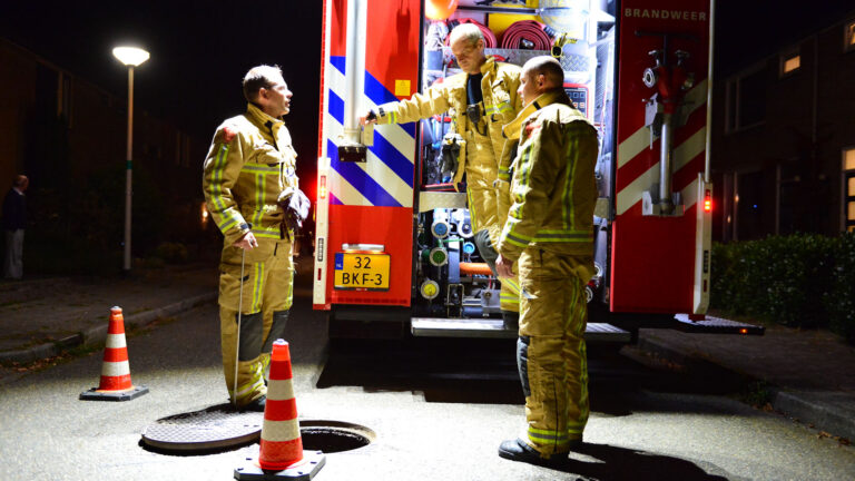 Brandweer rukt uit voor benzinedumping in riool